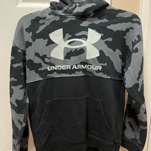 Under Armour Boys Gray/Black camo hoodie, youth large